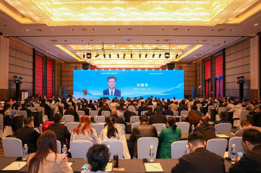 中國涂料工業(yè)協(xié)會(huì)會(huì)長劉普軍致辭